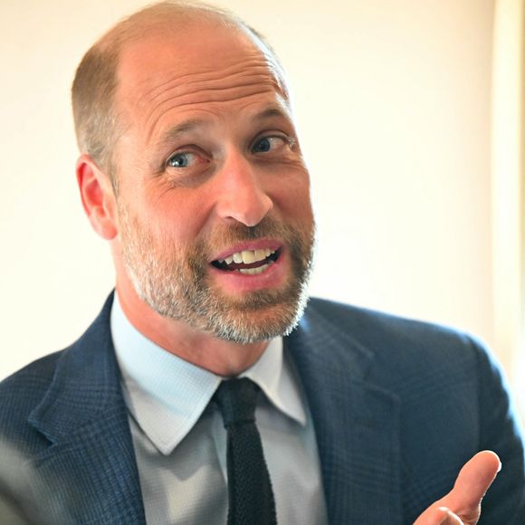 Le prince William aide un locataire à transporter des meubles dans son nouvel appartement lors d'une visite à l'association de logement social Langstane, à Aberdeen le 30 juin 2026.
Andy Buchanan/WPA-Pool/Julien Burton/ Bestimage