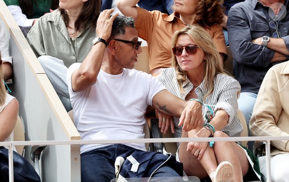 Sarah Poniatowski (Lavoine) avec son compagnon Roschdy Zem et son fils Roman dans les tribunes lors des Internationaux de France de Tennis de Roland Garros 2025. Paris, le 1er Juin 2025. © Dominique Jacovides/Bestimage