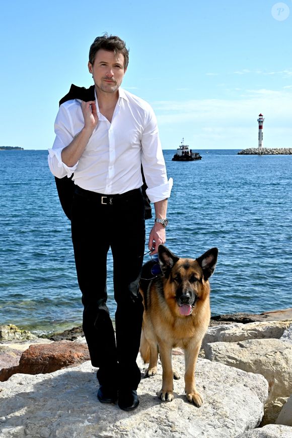 Exclusif - John Reardon et Diesel vom Burgimwald aka Rex sont au MIPTV 2023 à Cannes, France, le 17 avril 2023 pour promouvoir la série "Hudsson et Rex" durant CanneSeries Saison 6. © Bruno Bebert/Bestimage