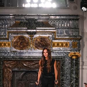 A l'arrière-plan, on y voit distinctement sa célèbre maman, habillée d'un haut et d'un pantalon noirs, placée juste devant un micro.

La créatrice Victoria Beckham - Défilé Victoria Beckham mode femme automne / hiver 2024-2025 lors de la Fashion Week de Paris (PFW), à l'hôtel Salomon de Rothschild, à Paris, France. Agence / Bestimage