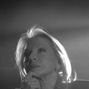 Quand elle ne tourne pas dans la France entière, la chanteuse d'y réfugie pour un rythme de vie tout en douceur dans un cadre idyllique.

Véronique Sanson - Michel Fugain et Véronique Sanson se décorent mutuellement de l'Ordre des Arts et des Lettre à l'occasion du concert de Michel Fugain et de sa femme Sanda à Bobino, Paris le 27 janvier 2025.
 © Jack Tribeca / Bestimage