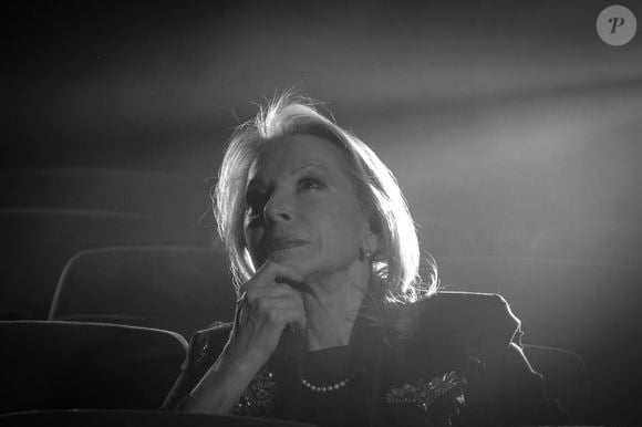 Quand elle ne tourne pas dans la France entière, la chanteuse d'y réfugie pour un rythme de vie tout en douceur dans un cadre idyllique.

Véronique Sanson - Michel Fugain et Véronique Sanson se décorent mutuellement de l'Ordre des Arts et des Lettre à l'occasion du concert de Michel Fugain et de sa femme Sanda à Bobino, Paris le 27 janvier 2025.
 © Jack Tribeca / Bestimage