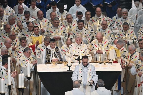 "Il ne s’agit pas de mode ni de spectacle"


L'archevêque de Paris Laurent Ulrich pendant la première messe publique au cours de laquelle l'archevêque de Paris dirigera les prières pour consacrer le nouvel autel principal, à la cathédrale Notre-Dame de Paris, à Paris, le 8 décembre 2024.  Photo by Eliot Blondet/ABACAPRESS.COM