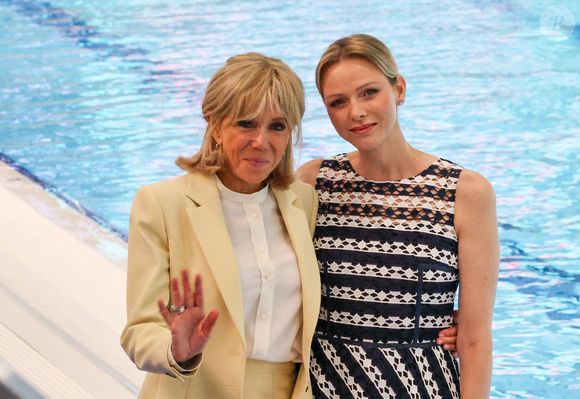 Elle n’a pas été qualifiée pour les Jeux d’Athènes en 2004 et a dû arrêter la natation, perdant ses sponsors.

 La princesse Charlène de Monaco et la Première Dame française Brigitte Macron lors d'un Water Safety Day de la Fondation Princesse Charlène de Monaco à la piscine du Stade Louis II de Monaco, le 8 juin 2025.  Claudia Albuquerque/Bestimage
