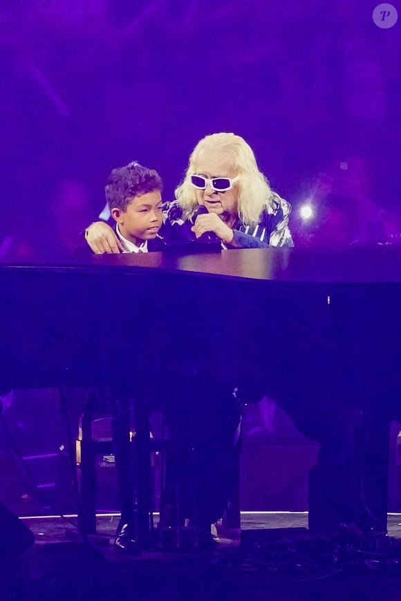 “Il fait trop chaud et je n’ai pas la patience”, conclut le chanteur sur ce sujet

Exclusif - Michel Polnareff fête son anniversaire (79 ans) avec son fils Louka sur la scène de l'Accor Arena (Bercy) à Paris le 3 juillet 2023.