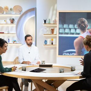 Elle avait été choisie pour animer une chronique dédiée aux femmes de plus de 50 ans dans "Le Mgazine de la santé". 

Jimmy Mohamed et son équipe sur le plateau du "Magazine de la santé" © Delphine GHOSAROSSIAN