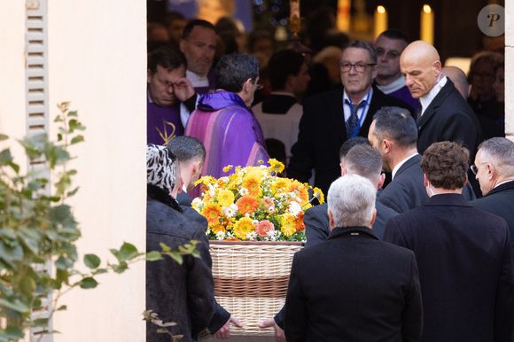 Nicolas-Jacques Charrier porte le cercueil en osier de sa mère Brigitte Bardot lors ses obsèques de Brigitte Bardot en l'église Paroissiale Notre-Dame-de-l'Assomption de Saint-Tropez, France, le 7 janvier 2026. © Jacovides-Moreau/Bestimage