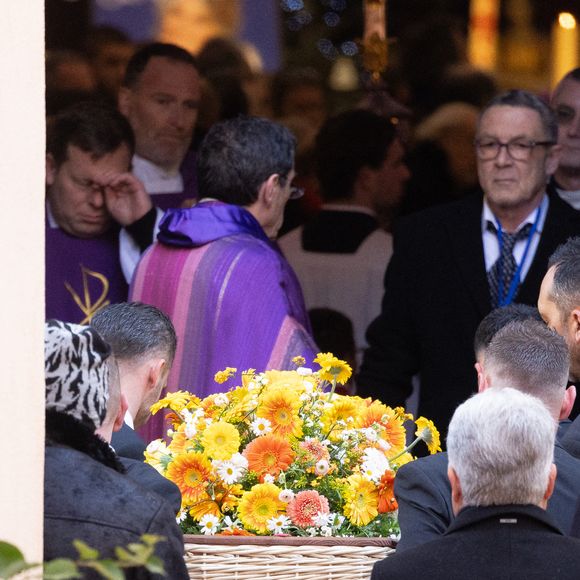 Nicolas-Jacques Charrier porte le cercueil en osier de sa mère Brigitte Bardot lors ses obsèques de Brigitte Bardot en l'église Paroissiale Notre-Dame-de-l'Assomption de Saint-Tropez, France, le 7 janvier 2026. © Jacovides-Moreau/Bestimage