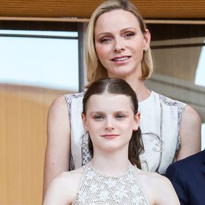 La princesse Charlène de Monaco et la princesse Gabriella de Monaco, comtesse de Carladès au balcon du Palais princier lors de la célébration de la fête de la Saint Jean sur la Place du Palais princier de Monaco, le 23 juin 2026. La Saint Jean est à l'origine une fête païenne puis chrétienne. Pour les païens, c'était une fête qui célébrait les moissons. Une fois christianisée, cette fête est devenue celle du solstice d'été et donc la fête de la lumière. © Claudia Albuquerque/Bestimage