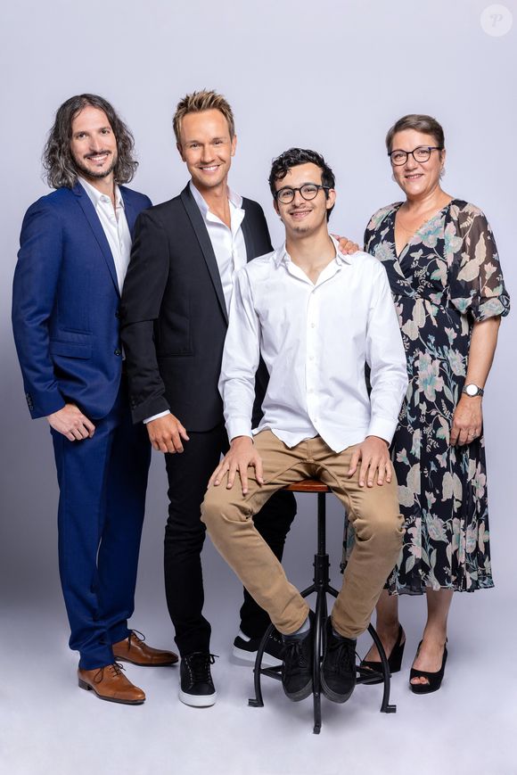Exclusif - Cyril Féraud, Xavier Mercier (Les 12 coups de midi), Paul El Kharrat (Les 12 coups de midi), Marie-Christine Aloui Soulimani (Tout le monde veut prendre sa place) - Studio - Enregistrement de l'émission "Le Quiz des Champions" présentée par C.Féraud, et diffusée le 9 octobre à 21h05 sur France 2
© Cyril Moreau / Bestimage
