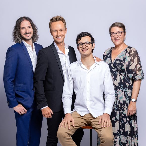 Exclusif - Cyril Féraud, Xavier Mercier (Les 12 coups de midi), Paul El Kharrat (Les 12 coups de midi), Marie-Christine Aloui Soulimani (Tout le monde veut prendre sa place) - Studio - Enregistrement de l'émission "Le Quiz des Champions" présentée par C.Féraud, et diffusée le 9 octobre à 21h05 sur France 2
© Cyril Moreau / Bestimage