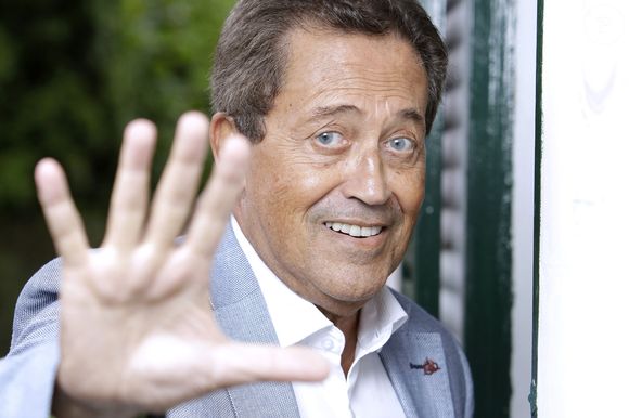 Et Georges Fenech de répondre, sans détour : "Aussi brutal ? Non non non non ça a été très vite, un vrai tourbillon et on a l'impression de vivre comme dans un rêve."

Exclusif - Georges Fenech lors de la 29ème édition de "La Forêt des Livres chez Gonzague Saint-Bris" à Chanceaux-près-Loches, le 31 août 2025.
© Cédric Perrin/Bestimage