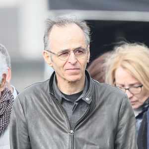 Philippe Gildas et Jean-Jacques Goldman lors des obsèques de Véronique Colucci au cimetière communal de Montrouge, le 12 avril 2018.