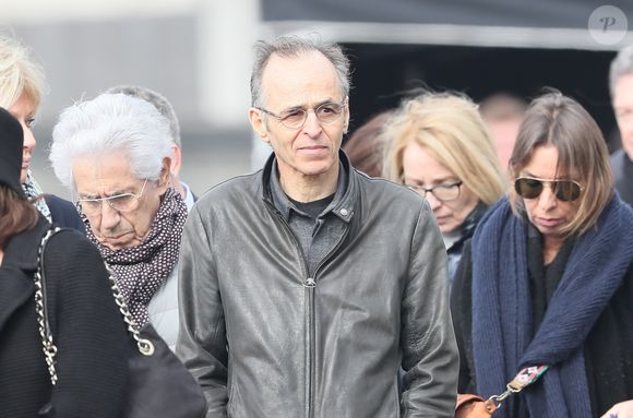 Philippe Gildas et Jean-Jacques Goldman lors des obsèques de Véronique Colucci au cimetière communal de Montrouge, le 12 avril 2018.