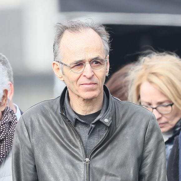 Philippe Gildas et Jean-Jacques Goldman lors des obsèques de Véronique Colucci au cimetière communal de Montrouge, le 12 avril 2018.