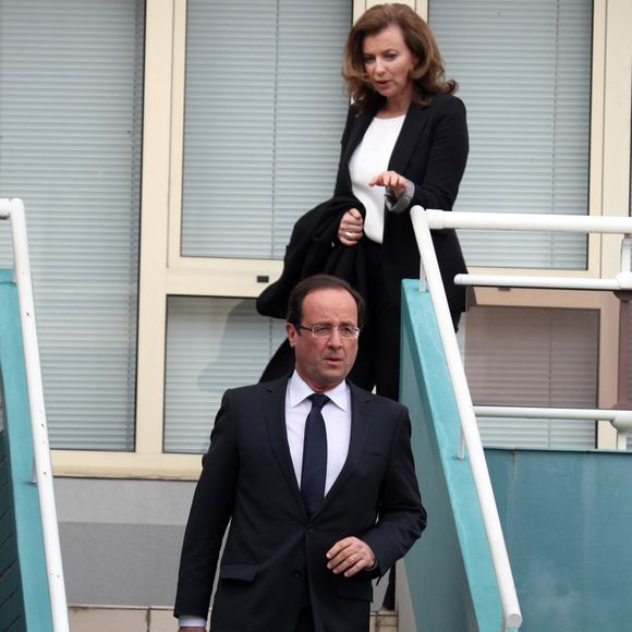 Quelques mois après la révélation, Valérie Trierweiler sortait Merci pour ce moment, un livre règlement de compte.

François Hollande et Valérie Trierweiler à Tulle le 6 mai 2012 © PIX4U / Bestimage