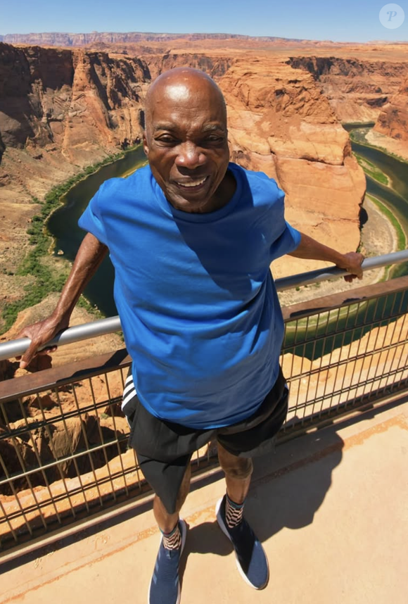 Déjà touché par Parkinson, le chanteur vit aujourd’hui entouré d’infirmières à Rio.

Milton Nascimento pris en photo par son fils Augusto Kesrouani Nascimento - Captures d'écran via Instagram @miltonbitucanascimento et @augustoknascimento
