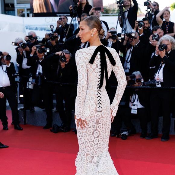 Sur le tapis rouge de Cannes

Bella Hadid - Montée des marches du film " La bataille de Gaulle : L'âge de fer " lors du 79ème Festival International du Film de Cannes, le 20 mai 2026. © Jacovides-Moreau / Bestimage