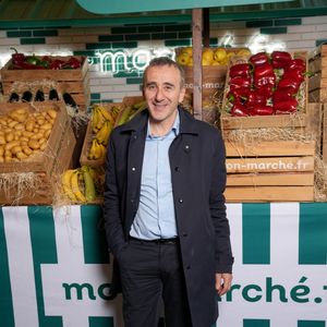 Dans une vidéo tournée pour "Le Guide Ultime", il révèle même que l'établissement est son resto préféré. 

Elie Semoun - Inauguration du flagship mon.marché.fr rue Réaumur à Paris le 14 avril 2026.

© Anne-Sophie Guebey / Bestimage