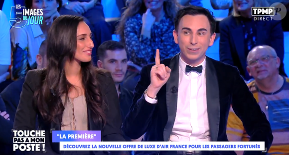 Un chroniqueur de "TPMP" dévoile son astuce pour être côté hublot dans l'avion