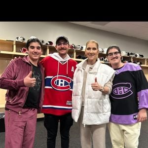 Céline Dion de sortie avec ses 3 fils, René-Charles, Eddy et Nelson

Celine Dion avec ses 3 fils, René-Charles, Eddy et Nelson, a un match de hockey sur glace.