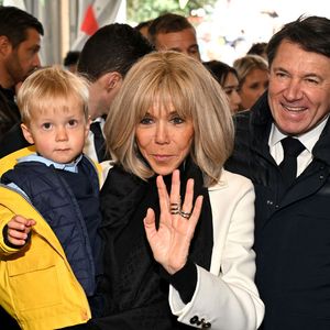 Clôture de l'opération de collecte de fonds "Pièces Jaunes", destinée à améliorer la vie des enfants hospitalisés, au Jardin Albert 1er, à Nice, France, le 7 février  2025, en présence de la Première dame française, Brigitte Macron, la présidente de la Fondation Hôpitaux de Paris-Hôpitaux de France, du sélectionneur de l'équipe de France de football, Didier Deschamps le parrain de l'opération Pièces Jaunes, de Christian Estrosi, le maire de Nice, sa femme, Laura Tenoudji Estrosi, d'Anne Barrère, la vice-présidente de la Fondation Hôpitaux de Paris-Hôpitaux de France, Philippe Wahl, le président-directeur général du Groupe La Poste, de José Cobos, ancien capitaine de l'OGC Nice et conseiller municipal de la ville de Nice délégué à l'évènementiel sportif, et du compositeur du morceau caritatif "Les P'tits Soleils", l'hymne des Pièces Jaunes, John Mamann. Ce titre a été chanté sur la scène par Eugie, Sab, Julien Esmée, Vernis Rouge... et les personnalités. Mme Macron et Didier Deschamps ont fait, comme à leur habitude, le tour des diffèrents stands des associations et des partenaires, comme Carrefour, la Fondrtion Lenval, le CHU, la Poste et la Banque de France où ils ont fait la pesée des pièces jaunes... mais l'arrêt le plus surprenant fut sur le stand du Nice Azur Boxe où le coach des Bleus et Mme Macron n'ont pas hésité à mettre les gants pour quelques échanges avec les boxeurs présents.  © Bruno Bebert/Bestimage