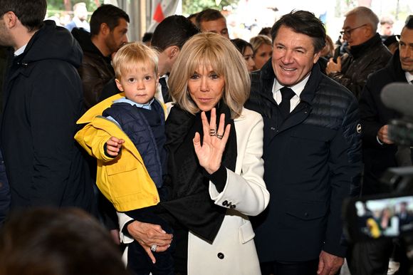 Clôture de l'opération de collecte de fonds "Pièces Jaunes", destinée à améliorer la vie des enfants hospitalisés, au Jardin Albert 1er, à Nice, France, le 7 février  2025, en présence de la Première dame française, Brigitte Macron, la présidente de la Fondation Hôpitaux de Paris-Hôpitaux de France, du sélectionneur de l'équipe de France de football, Didier Deschamps le parrain de l'opération Pièces Jaunes, de Christian Estrosi, le maire de Nice, sa femme, Laura Tenoudji Estrosi, d'Anne Barrère, la vice-présidente de la Fondation Hôpitaux de Paris-Hôpitaux de France, Philippe Wahl, le président-directeur général du Groupe La Poste, de José Cobos, ancien capitaine de l'OGC Nice et conseiller municipal de la ville de Nice délégué à l'évènementiel sportif, et du compositeur du morceau caritatif "Les P'tits Soleils", l'hymne des Pièces Jaunes, John Mamann. Ce titre a été chanté sur la scène par Eugie, Sab, Julien Esmée, Vernis Rouge... et les personnalités. Mme Macron et Didier Deschamps ont fait, comme à leur habitude, le tour des diffèrents stands des associations et des partenaires, comme Carrefour, la Fondrtion Lenval, le CHU, la Poste et la Banque de France où ils ont fait la pesée des pièces jaunes... mais l'arrêt le plus surprenant fut sur le stand du Nice Azur Boxe où le coach des Bleus et Mme Macron n'ont pas hésité à mettre les gants pour quelques échanges avec les boxeurs présents.  © Bruno Bebert/Bestimage