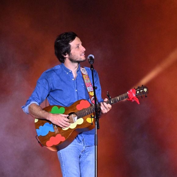 Dans un tourbillon d'hommages, Vianney s'est à son tour exprimé, sortant de sa réserve quelques jours après avoir annoncé l'arrivée de son deuxième enfant.

Exclusif - Vianney durant Corsu Mezu Mezu, le concert emmené par Patrick Fiori qui a eu lieu au stade Orange Vélodrome à Marseille, le 22 mai 2026, diffusé le 28 août sur France 3. © Bruno Bebert/Bestimage