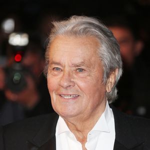 Lors de l'interview, elle est intimidée et n'ose d'ailleurs pas le tutoyer comme il le fait

Alain Delon le 4 mai 2013 à Cannes, France.@Agence / Bestimage