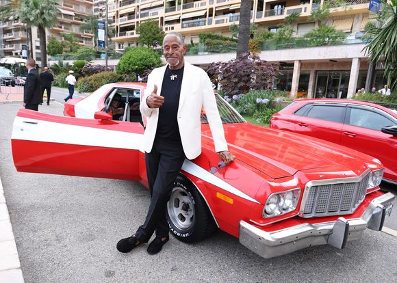 Dans une interview pour "Télé Star", Antonio Fargas (Huggy les bons tuyaux) révèle qu'entre ses deux partenaires, c'était compliqué...

Antonio Fargas devant la Ford Torino de la série culte Starsky et Hutch - Photocall de la soirée de clôture du 64ème Festival de télévision de Monte-Carlo le 17 juin 2025.

© Denis Guignebourg / Bestimage