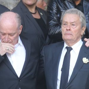 Pascal Desprez, Alain Delon - Sorties des obsèques de Mireille Darc en l'église Saint-Sulpice à Paris. Le 1er septembre 2017. © Agence / Bestimage