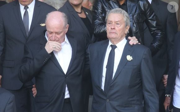 Pascal Desprez, Alain Delon - Sorties des obsèques de Mireille Darc en l'église Saint-Sulpice à Paris. Le 1er septembre 2017. © Agence / Bestimage