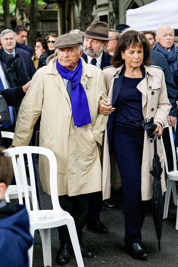 Pierre Nora et son épouse Anne Sinclair, Denis Olivennes (second rang) - Sorties des obsèques de l'avocat pénaliste, ancien ministre, grand officier de la Légion d'honneur, Georges Kiejman au cimetière du Montparnasse dans le 14ème arrondissement de Paris, France, le 12 mai 2023. © Cyril Moreau/Bestimage