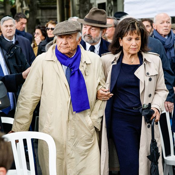 Pierre Nora et son épouse Anne Sinclair, Denis Olivennes (second rang) - Sorties des obsèques de l'avocat pénaliste, ancien ministre, grand officier de la Légion d'honneur, Georges Kiejman au cimetière du Montparnasse dans le 14ème arrondissement de Paris, France, le 12 mai 2023. © Cyril Moreau/Bestimage