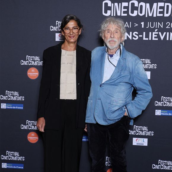 Exclusif -  Pierre Richard et sa femme Ceyla Lacerda en photocall lors de la présentation de son film "L'homme qui a vu l'ours qui a vu l'homme" au festival "Ciné Comédies" à Lens-Liévin, le 29 mai 2025. © Denis Guignebourg/Bestimage