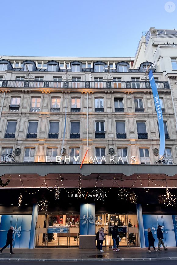 Le fonds de commerce avait déjà été vendu en 2023 à la Société des Grands Magasins (SGM).

Devanture du magasin - Illustration des rayons vides, au BHV Marais (Bazar de l'Hôtel de Ville) à Paris. 
© Céline Bonnarde / Bestimage