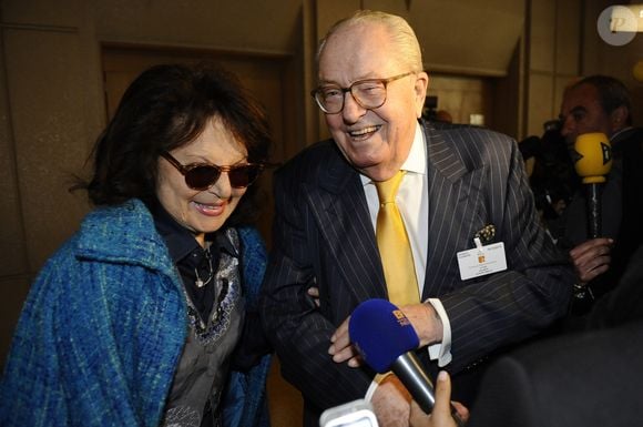 Jean-Marie Le Pen, ex-président du Front National (FN) et président du groupe FN au Conseil Régional de PACA et sa femme Jany Le Pen au Conseil Régional Provence Alpes Côte d'Azur (PACA) à Marseille, le 16 octobre 2015, avant la dernière séance plénière du Conseil Régional avec les élections régionales en décembre 2015.