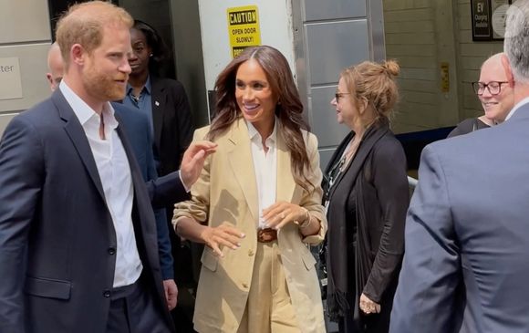 Le prince Harry, duc de Sussex et Meghan Markle, duchesse de Sussex, quittent leur hôtel par une porte dérobée à New York, le 23 avril 2025. Photo par Backgrid USA / Bestimage