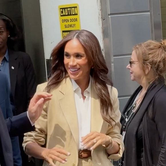 Le prince Harry, duc de Sussex et Meghan Markle, duchesse de Sussex, quittent leur hôtel par une porte dérobée à New York, le 23 avril 2025. Photo par Backgrid USA / Bestimage