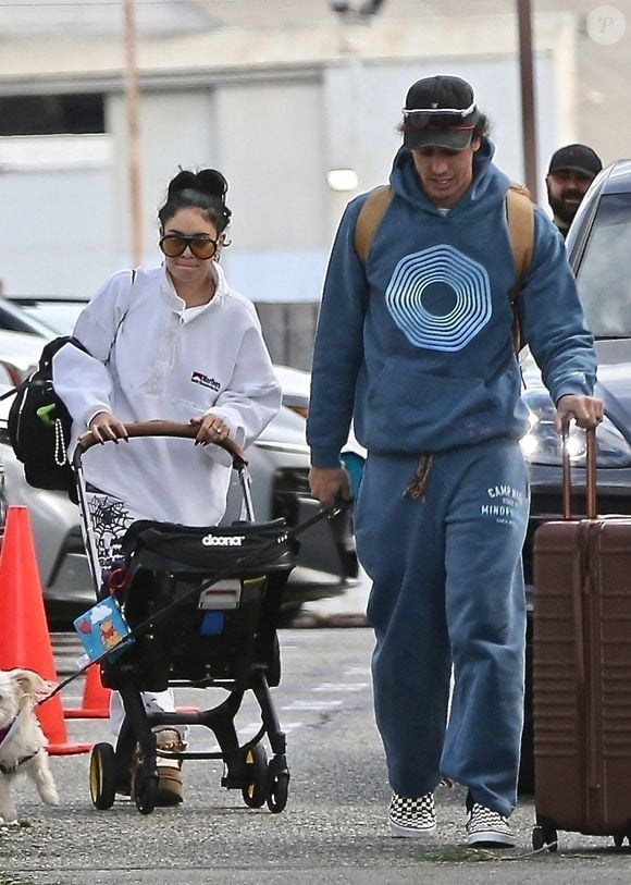 Une photo et la légende "deuxième tour" sur Instagram

Vanessa Hudgens et son mari, Cole Tucker, ont été vus arrivant à l'aéroport de Burbank, accompagnés de leur bébé dans une poussette et de leur chien. ©Backgrid USA / Bestimage
