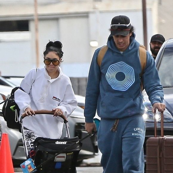 Une photo et la légende "deuxième tour" sur Instagram

Vanessa Hudgens et son mari, Cole Tucker, ont été vus arrivant à l'aéroport de Burbank, accompagnés de leur bébé dans une poussette et de leur chien. ©Backgrid USA / Bestimage