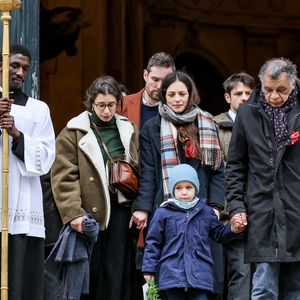 Pia Laborde et Gabrièle Laborde, les filles de C.Laborde, et leur père Jimmy, son petit-fils Saul, Thomas Stern, le mari de la défunte - Sortie des obsèques de Catherine Laborde en l’église Saint-Roch à Paris, le 6 février 2025. Décédée le 28 janvier 2025 à l'âge de 73 ans, l'ancienne présentatrice météo de TF1 (1988 - 2017) était atteinte de la maladie neurodégénérative à corps de Lewy. 
© Jacovides - Moreau / Bestimage