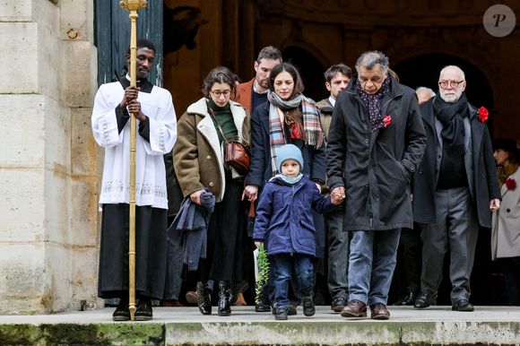 Pia Laborde et Gabrièle Laborde, les filles de C.Laborde, et leur père Jimmy, son petit-fils Saul, Thomas Stern, le mari de la défunte - Sortie des obsèques de Catherine Laborde en l’église Saint-Roch à Paris, le 6 février 2025. Décédée le 28 janvier 2025 à l'âge de 73 ans, l'ancienne présentatrice météo de TF1 (1988 - 2017) était atteinte de la maladie neurodégénérative à corps de Lewy. 
© Jacovides - Moreau / Bestimage