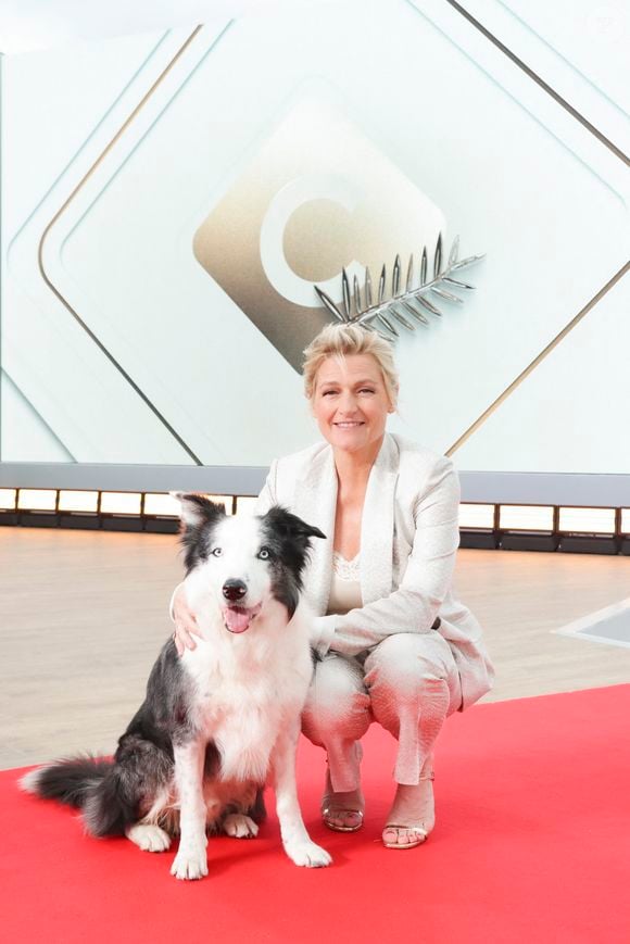 Exclusif - Anne-Elisabeth Lemoine et le chien Messi sur le plateau de l'émisson "C à vous" lors du 77ème Festival International du Film de Cannes le 15 mai 2024.