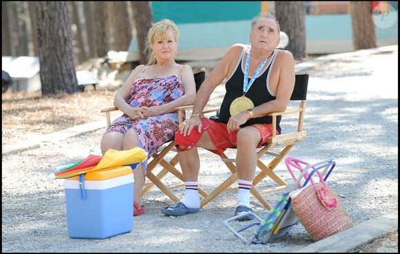 Mylène Demongeot et Claude Brasseur sur le tournage de "Camping 2" à Arcachon. © DANIEL ANGELI - ALAIN GUIZARD / BESTIMAGE