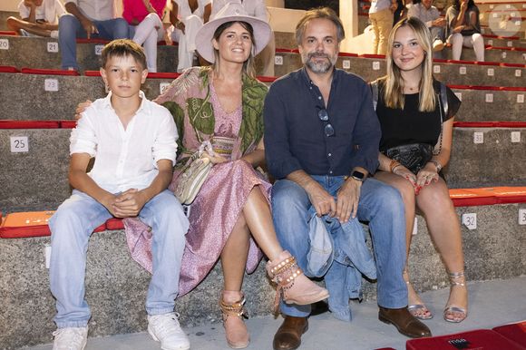 Kym Thiriot, Romain Sardou et ses enfants (Hugo et Aliénor) - Représentation de la pièce "Brexit sentimental" au théâtre de Verdure lors du Festival de Ramatuelle. Le 2 août 2023
Cyril Bruneau / Festival de Ramatuelle / Bestimage