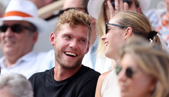 mais aussi des clichés montrant la sublime robe tout en dentelle de la mariée.

Kevin Mayer et sa compagne Delphine Jariel dans les tribunes lors des Internationaux de France de Tennis de Roland Garros 2023. Paris, le 10 juin 2023. © Jacovides-Moreau / Bestimage