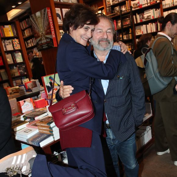 Inès de La Fressange et Denis Olivennes à la dédicace de Guillaume Gallienne pour son livre "Le buveur de brume" à la Galerie Galignani à Paris, le 13 mai 2025. 

Photo : Bertrand Rindoff / Bestimage