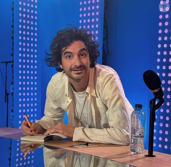 ... ainsi que Jérémie, l'aîné, qui n'avait qu'un an quand son papa a disparu. Ce mardi 15 juillet 2025, Jérémie Balavoine souffle ses 41 bougies. C'est un poète qui vient de sortir un livre : "Schizoquelquechose" (ed Cent mille milliards)

© Instagram