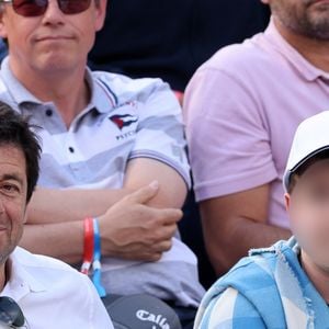 Patrick Bruel et son fils Léon - Célébrités dans les tribunes des internationaux de France de Roland Garros à Paris le 31 mai 2022. © Cyril Moreau - Dominique Jacovides/Bestimage
